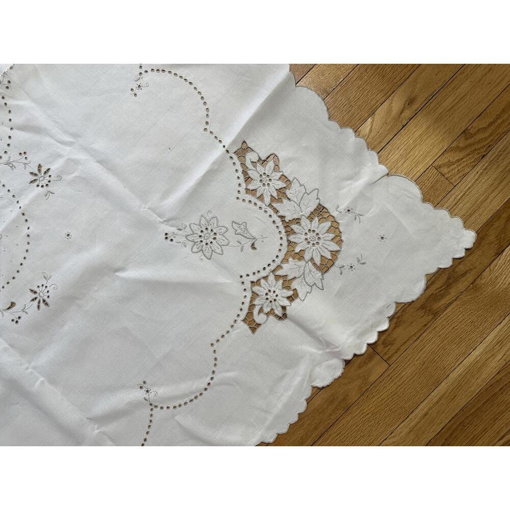 VTG Madeira Style Linen Tablecloth 66x110 Cutwork Floral 4 Napkins Richelieu - Picture 3 of 11